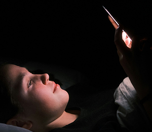 Éteindre les écrans le soir favorise la réussite scolaire