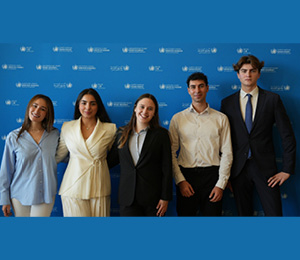 Des étudiantes débattent des droits humains et de l’IA sur la scène de l’ONU