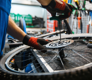 Des étudiant-es ouvrent un atelier de réparation de vélos à petit prix
